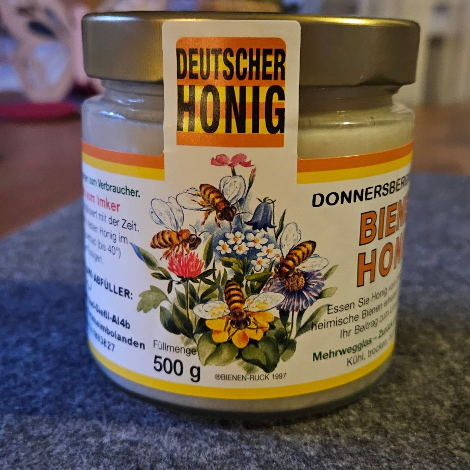 Bienen vor der Beute